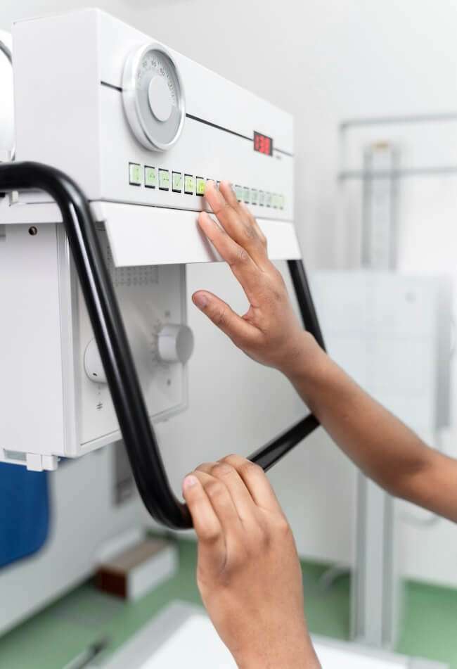 Manos de enfermera fisikamedika - control de calidad - preparando la máquina radiologica para escanear.