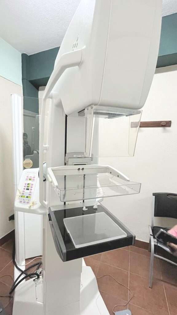 foto vertical de maquina de mamografia - fisikamedika