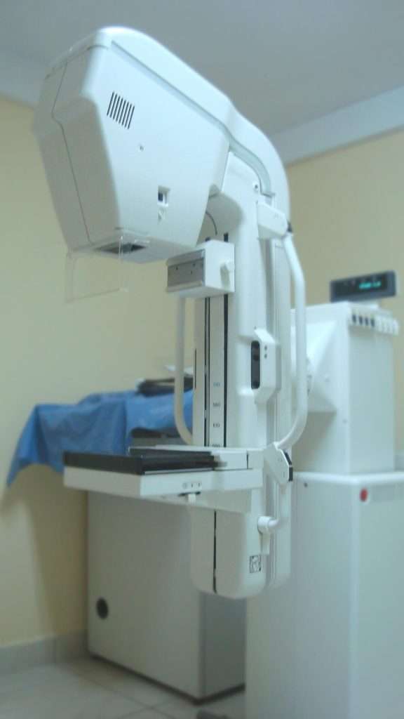 foto vertical de maquina de mamografia - fisikamedika