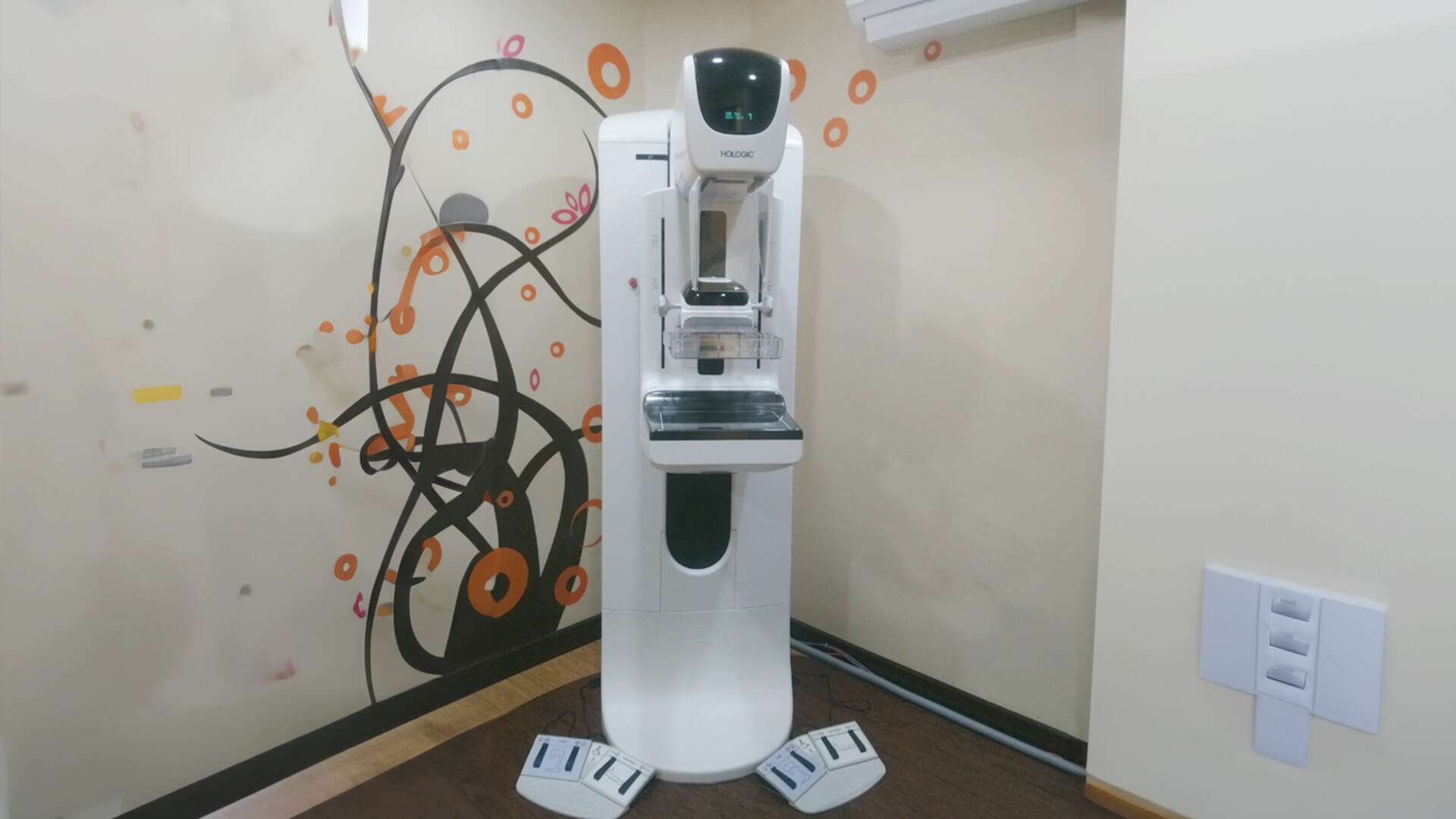 foto hoziontal de maquina de mamografia en una sala clinica - fisikamedika