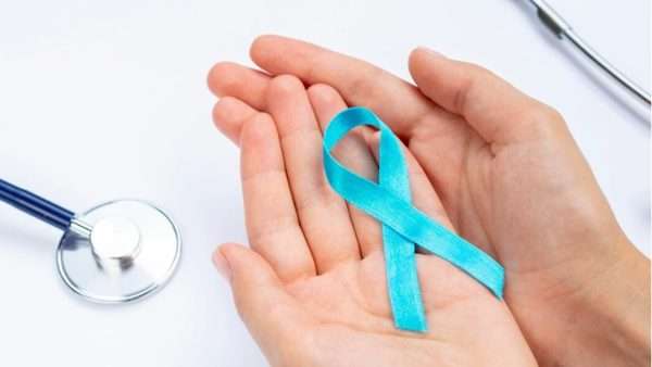 manos de hombre sosteniendo un listo celeste por cance de prostata