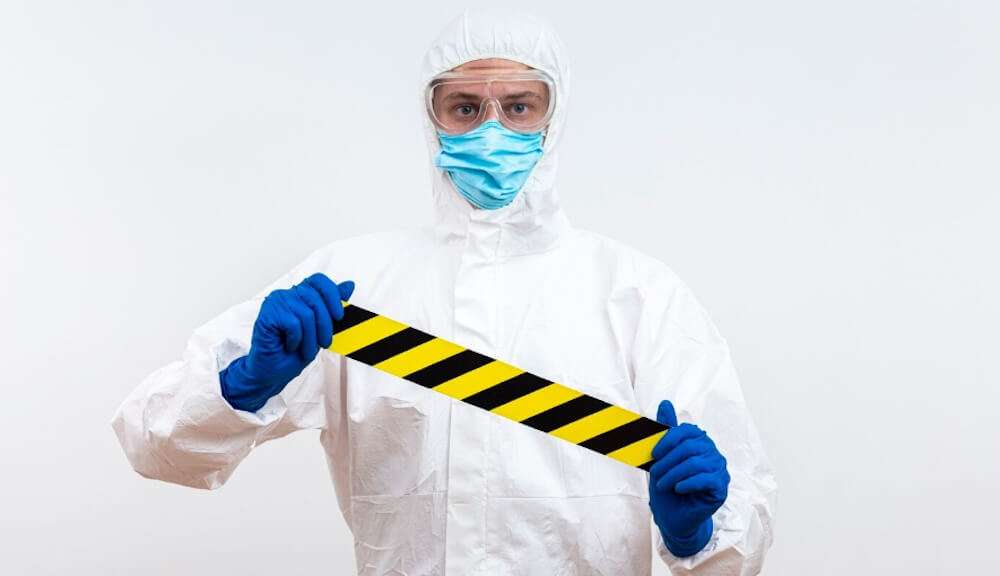 seguridad radiologica - persona con traje protecto radiologico