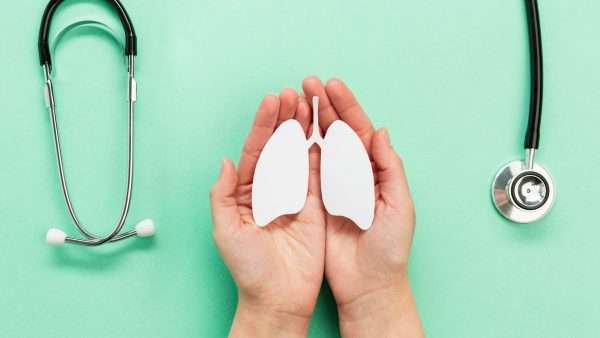 Manos de doctor con forma de pulmones